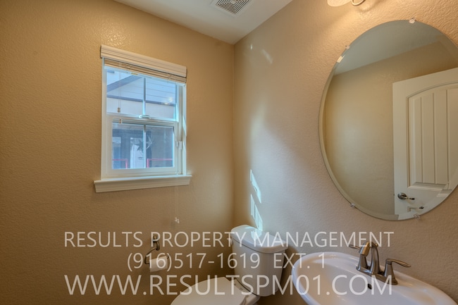 Building Photo - Spacious 3 Bedroom home! Great location!