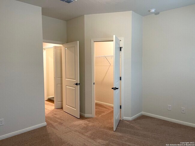 Building Photo - 2222 Sandlewood Cv