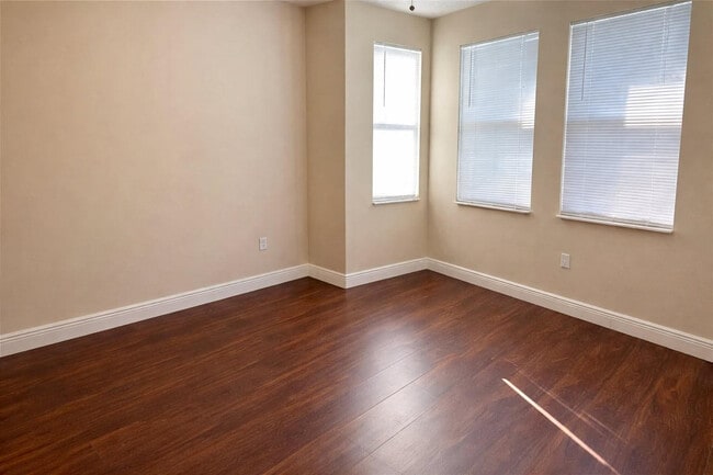 Building Photo - 533 NE 3rd Ave