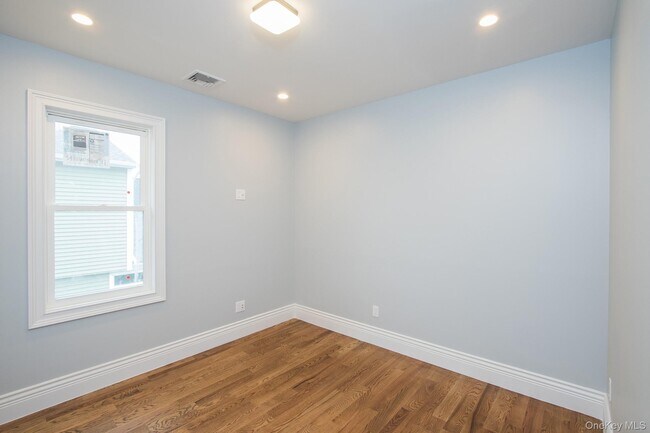 Building Photo - 535 E Walnut St