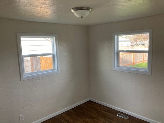 Building Photo - Beautifully updated 2 bedroom, 1 bath hous...
