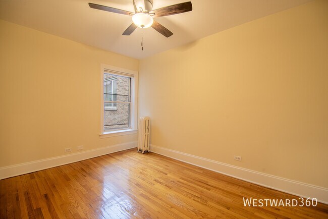 Building Photo - 7648 N Greenview-3