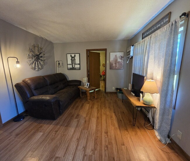 Building Photo - 2 Bedroom, 1 Bathroom with Attached Garage & Patio