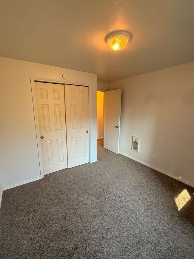 Building Photo - Super Cute Ranch Style 3 Bedroom 2 Bathroom Home!! Bright Kitchen! Fenced Backyard! Garage!