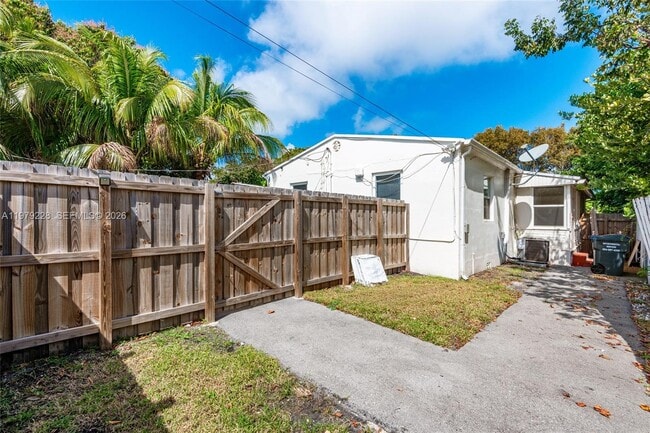 Building Photo - 1914 Dewey St