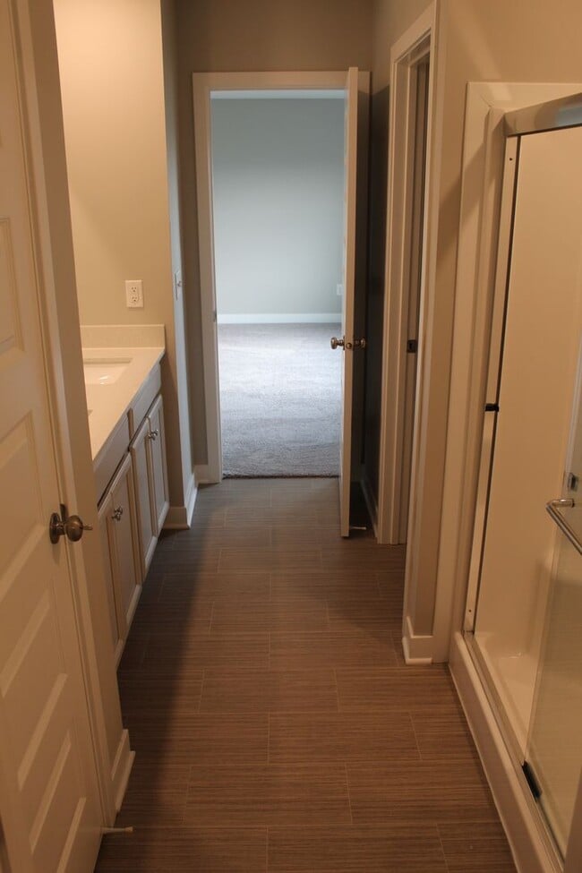 Building Photo - Spacious Move In Ready 5 BR in Avon!