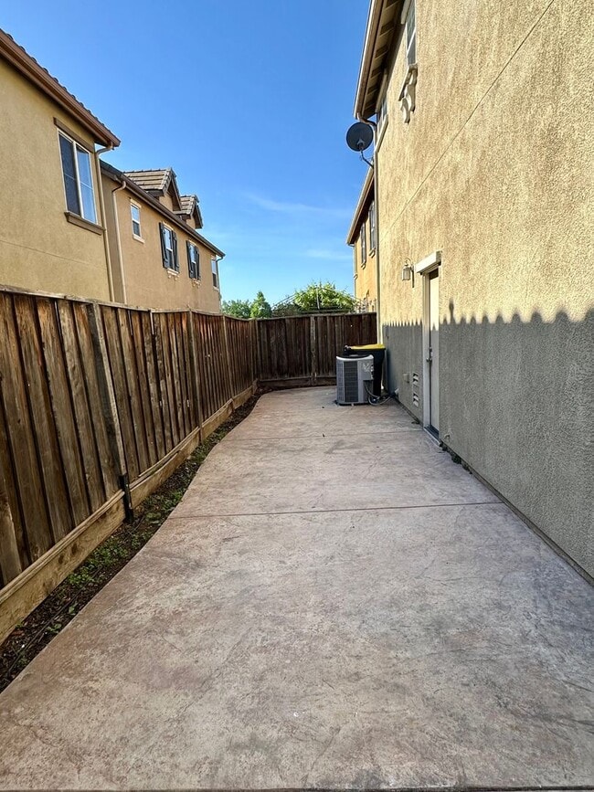 Building Photo - Lovely home with all new appliances and la...