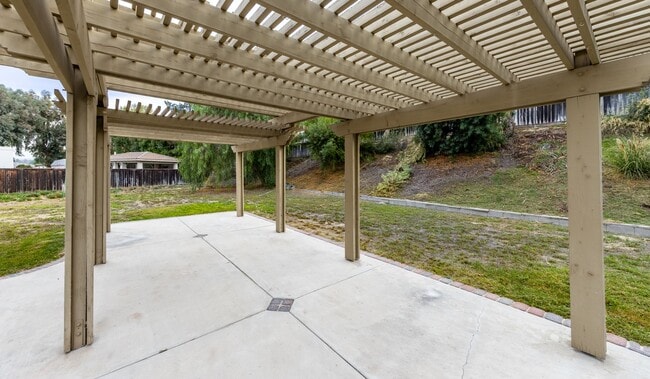 Building Photo - Spacious Home with Loft and Big Backyard