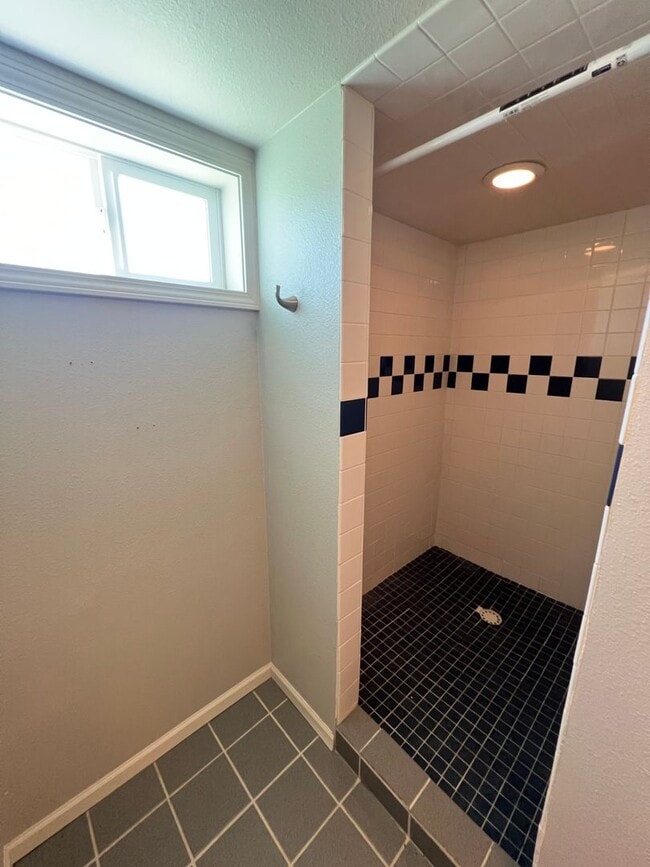 Building Photo - 5 bedroom 3 bathroom home for rent