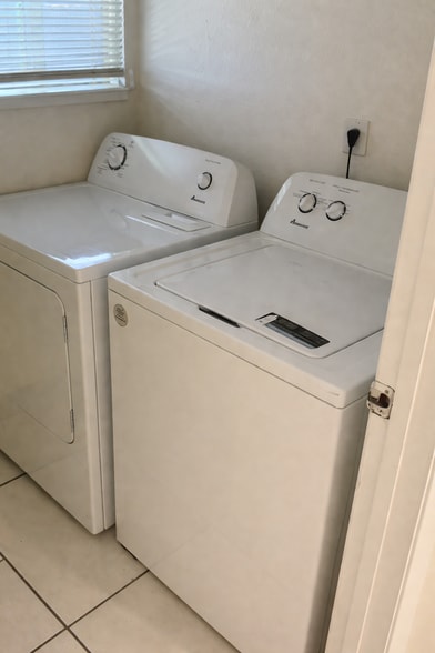 Building Photo - 611 North School street