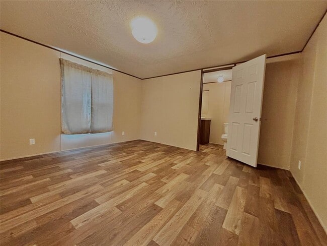 Building Photo - 300 Cherokee Ln