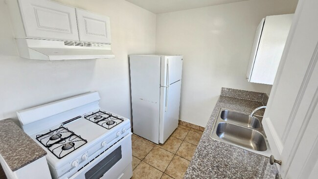 Building Photo - 3021 Carmona Ave