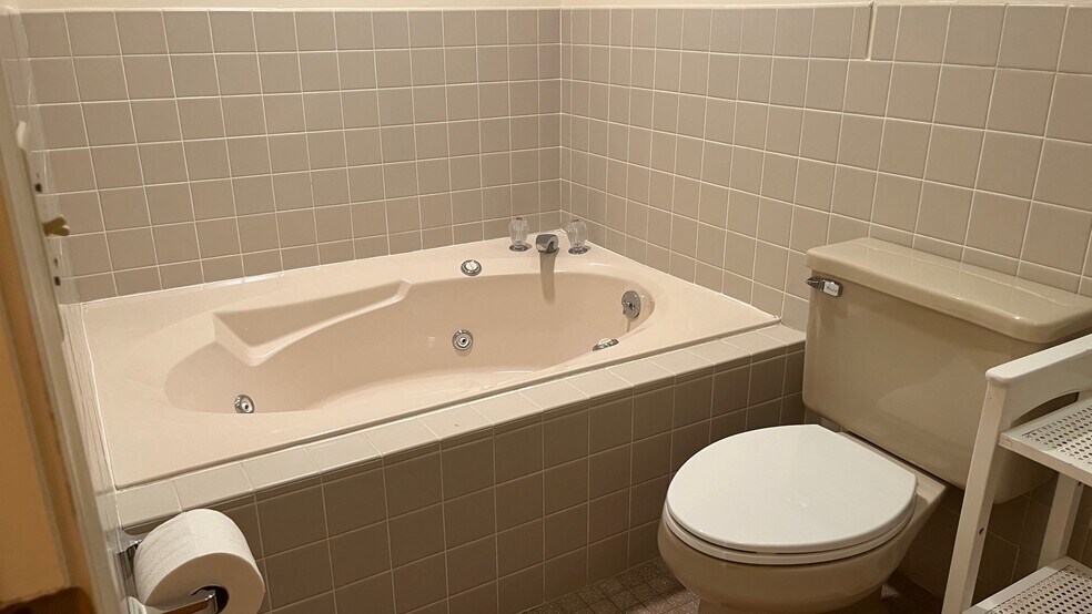 PRIMARY TUB - 22 Northshore Dr