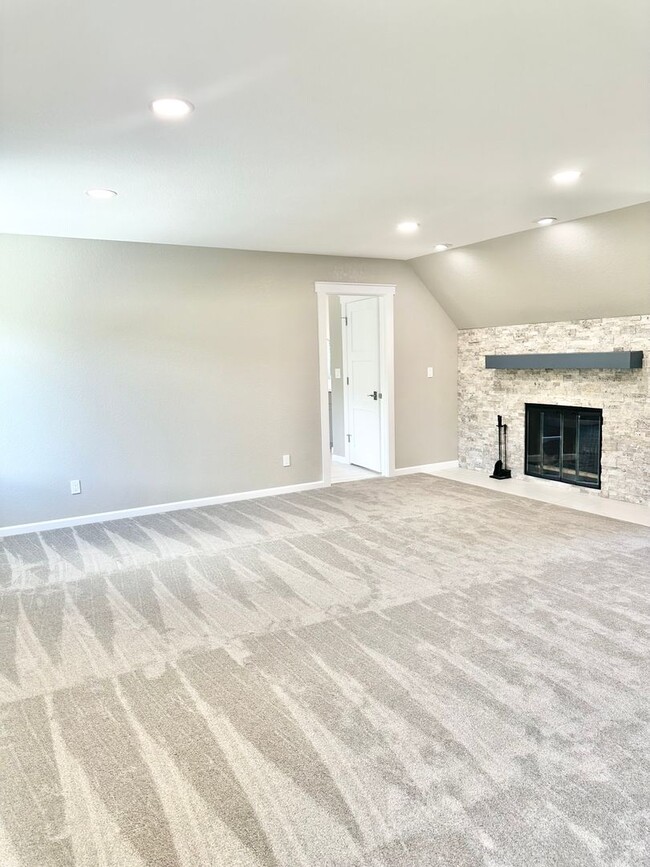 Building Photo - Move In Ready fully remodeled home for ren...