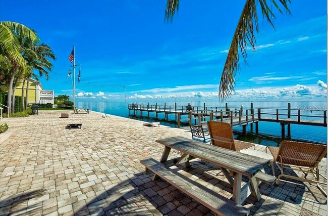 Building Photo - 5245 Coquina Key Dr SE