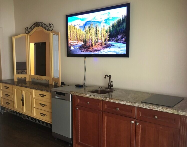 TV and cable included - 38 Gables Blvd