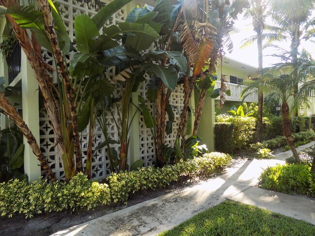 Building Photo - 110 N Lakeside Dr
