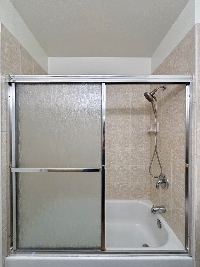 Building Photo - Charming 3BD/3BA Townhouse in University C...