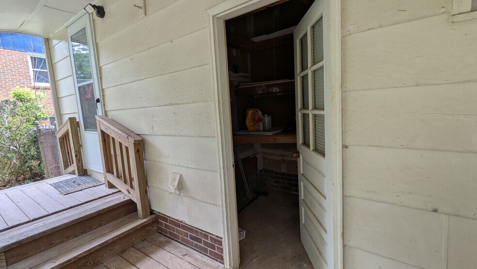 Outdoor storage - 7413 Edenwood Ln