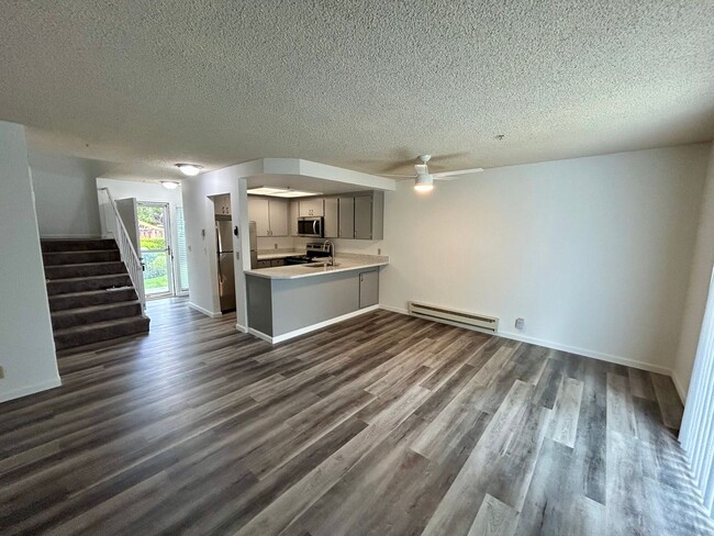 Building Photo - Redwood Glen Townhouse!  Totally remodeled!