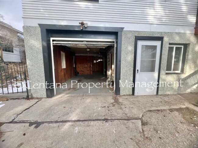 Building Photo - 1320 W Gold St
