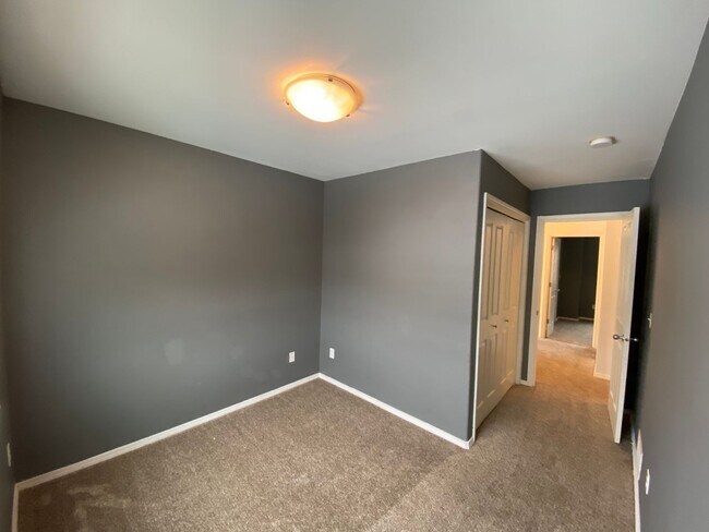 Building Photo - A lovely (3) bed, (2) bath end-unit townho...