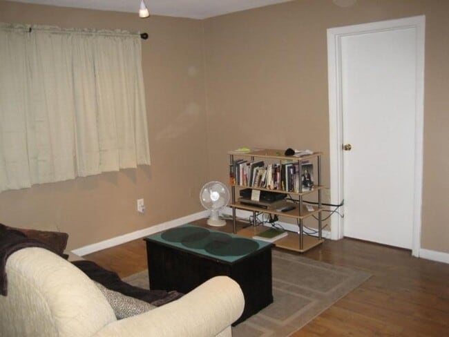 Building Photo - Great one bedroom with new kitchen and steps to the T