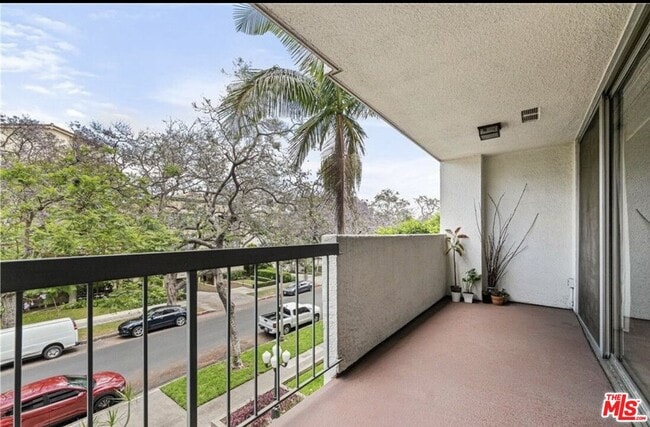 Building Photo - 321 N Oakhurst Dr