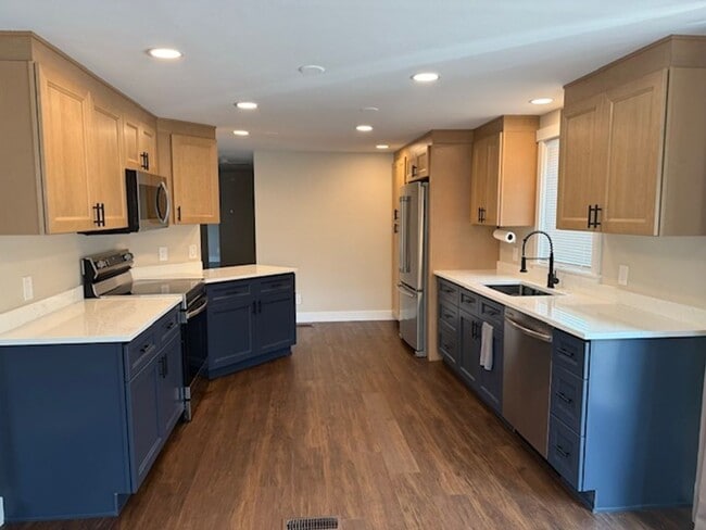 Building Photo - 3 Bedroom 2 bathroom House! Move in Special!