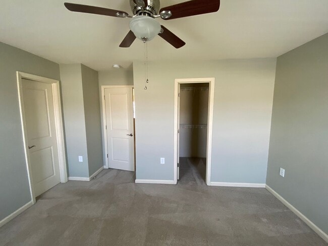 Building Photo - Town Home for Rent Minutes From Piney Gree...