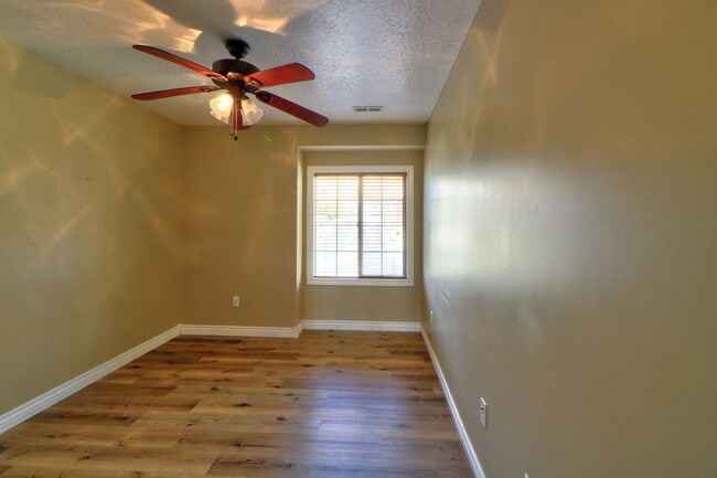 Building Photo - Traverse Mountain Pet Friendly Home.