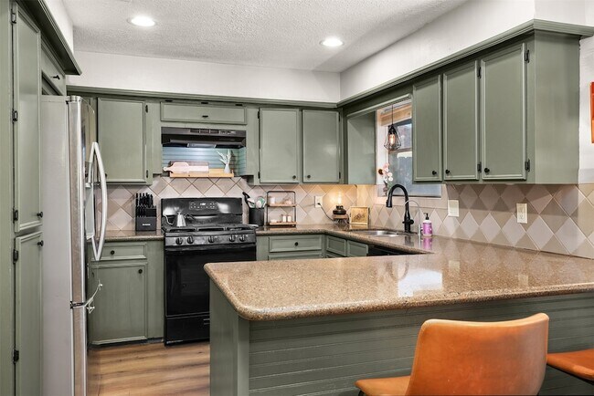 Building Photo - 1819 Meadow Creek Dr