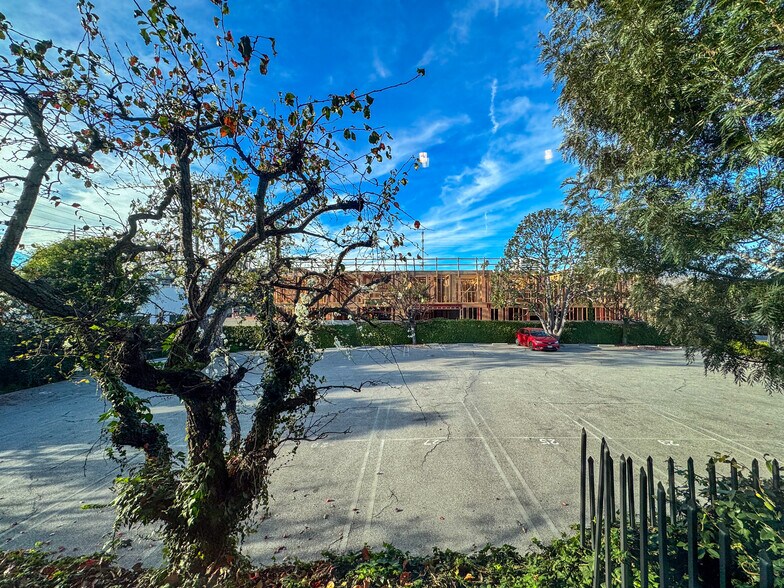 Building Photo - 2027 Beloit Ave