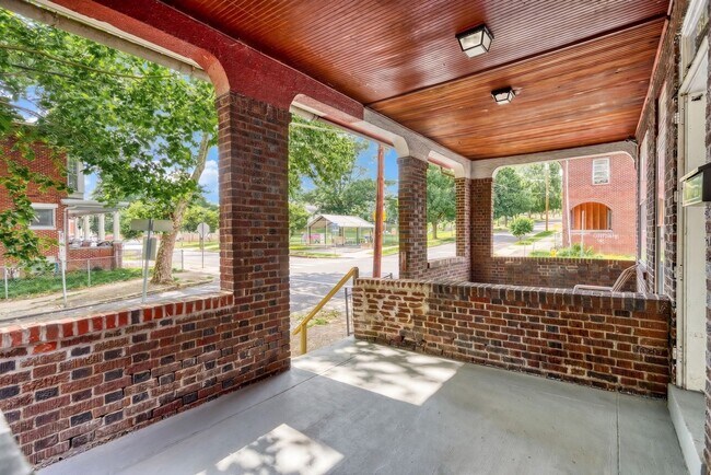 Building Photo - Spacious 3 Bedroom, 1.5 Bathroom with large Porch and Backyard