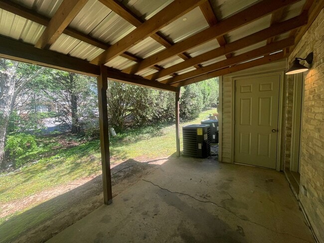 Building Photo - Beautiful 2-Bedroom Townhome in a Prime Location!