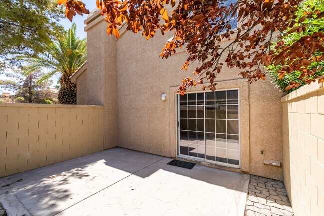 Building Photo - Stylish 2-Bedroom Townhome in Green Valley...