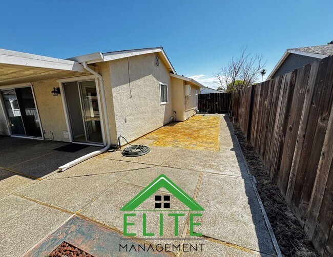 Building Photo - Charming 3?Bed/2?Bath Rosemont Ranch — Mod...