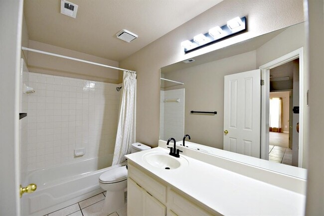 Building Photo - 3924 Newland Dr