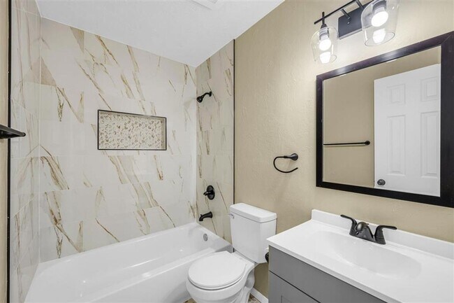 Building Photo - 703 SE Sullivan Dr