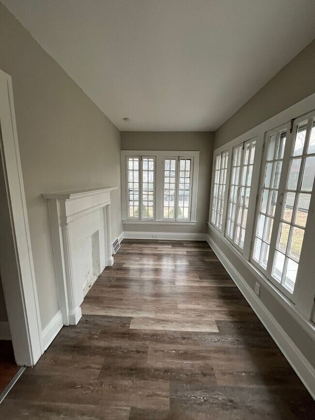 Building Photo - Hillcrest1642