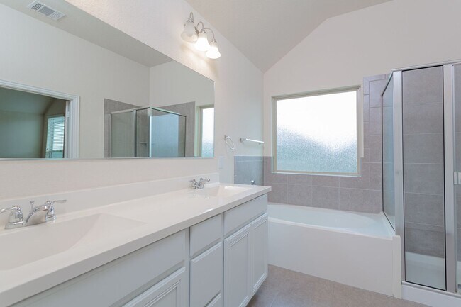 Building Photo - Beautiful One Level 3 BR / 2 BA Home for R...