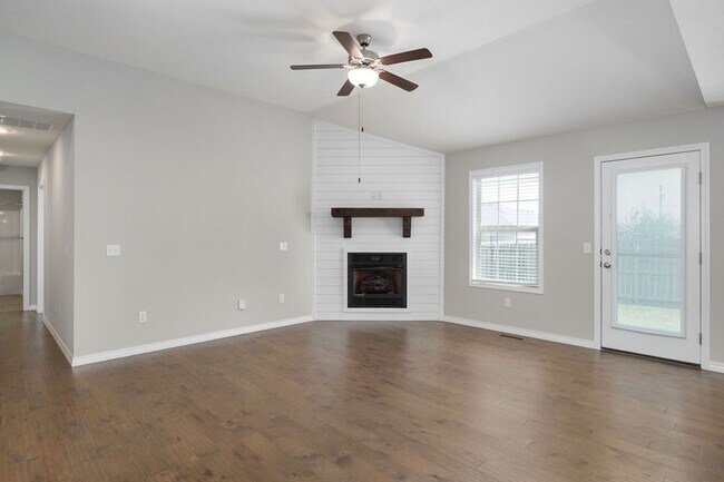 Building Photo - Modern 3 Bed / 2 Bath Home with Open Layout & Fenced Yard