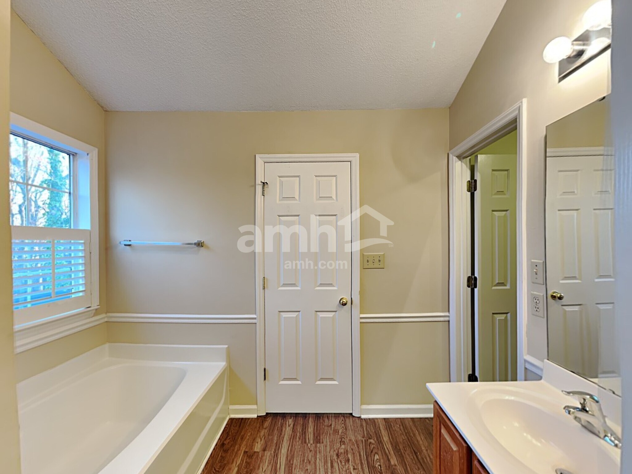 Building Photo - 1255 Hawthorne Dr