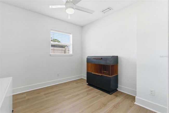 Building Photo - 3916 W Iowa Ave