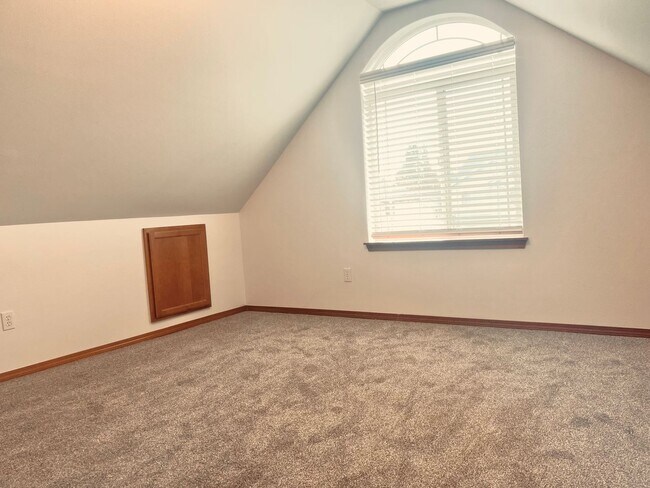 Building Photo - Enormous 4 Bed 2.5Bath + Bonus Room Great Lacey Neighborhood