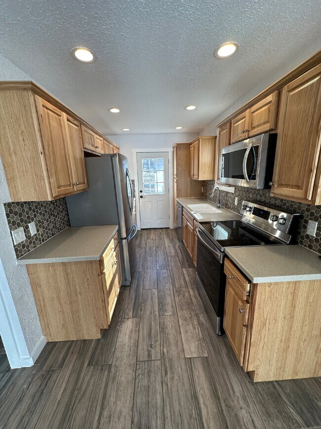 Building Photo - "Charming Little 2-Bedroom Gem on North 5th Street with Elegant Granite Touches!"