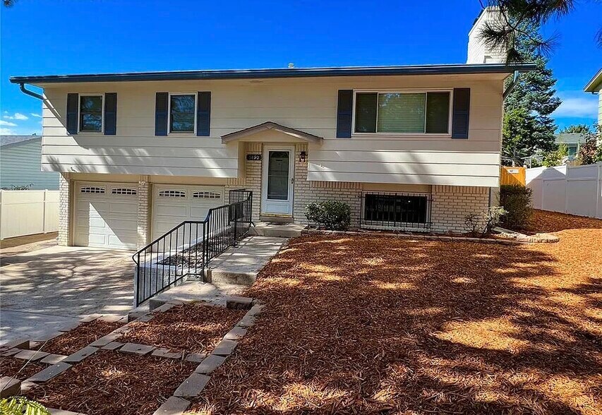 Building Photo - 5890 Del Paz Dr