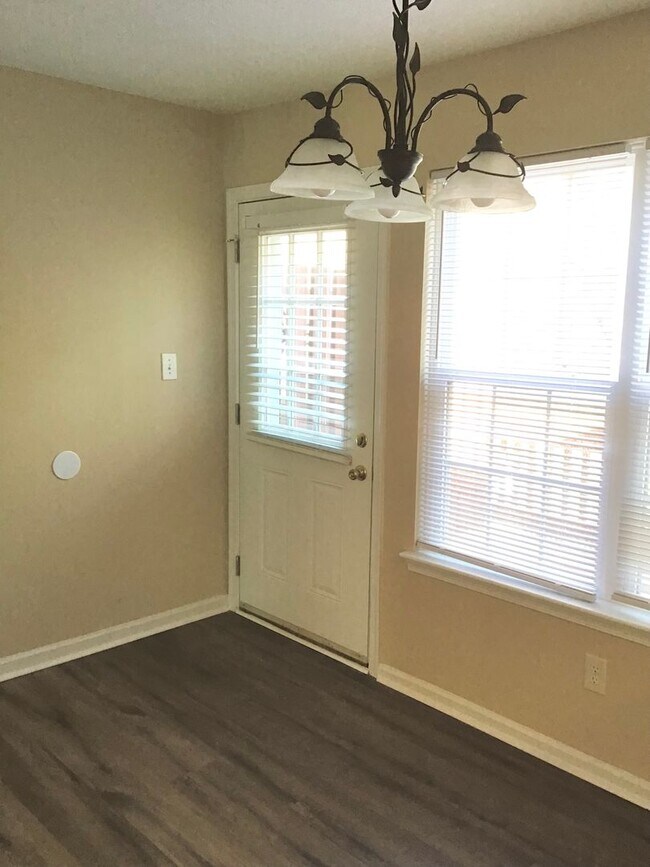 Building Photo - 1660 Skiffes Creek Cir