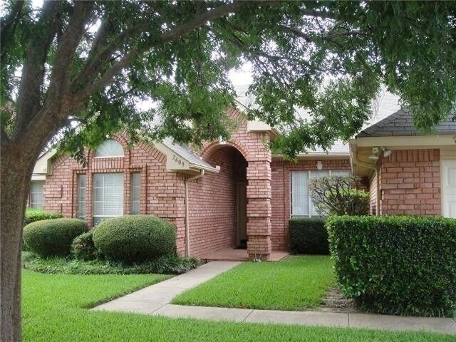 Primary Photo - 2609 Classic Ct E