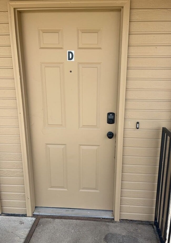 Building Photo - AVAILABLE NOW! Pets Allowed!